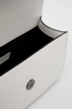 Τσάντες χιαστί Δερμάτινη τσάντα Karl Lagerfeld άσπρο -Karl Lagerfeld Εκπτώσεις unnamed file 736